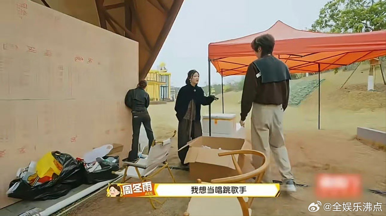 别人：周五晚放松。周冬雨：周五晚筑梦。这境界，一下子就不一样了。周冬雨想当唱跳歌