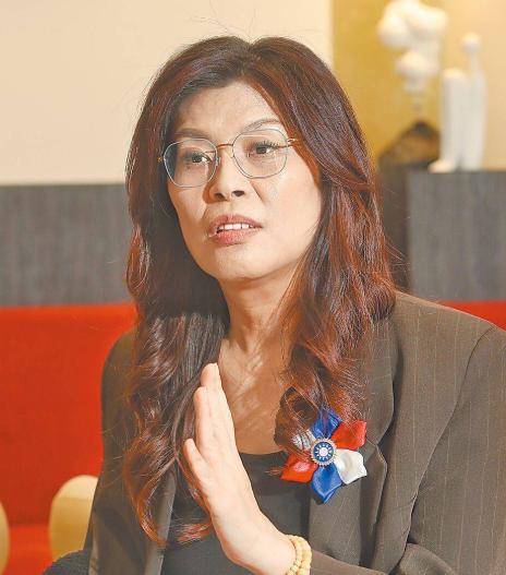 郑丽文3月要访陆？
萧旭岑含含糊糊不说明！


郑丽文自己的支持率不高，
党内也