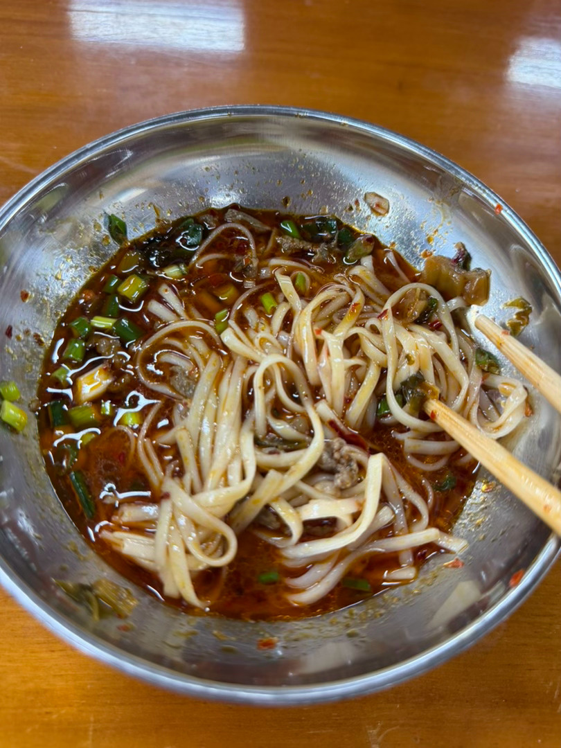 这个世界上根本没有即赚钱又体面的事所有的体面都是在赚钱后才有的 加油 