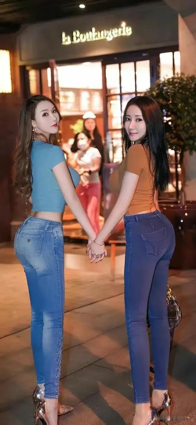 牛仔裤美女姐妹花