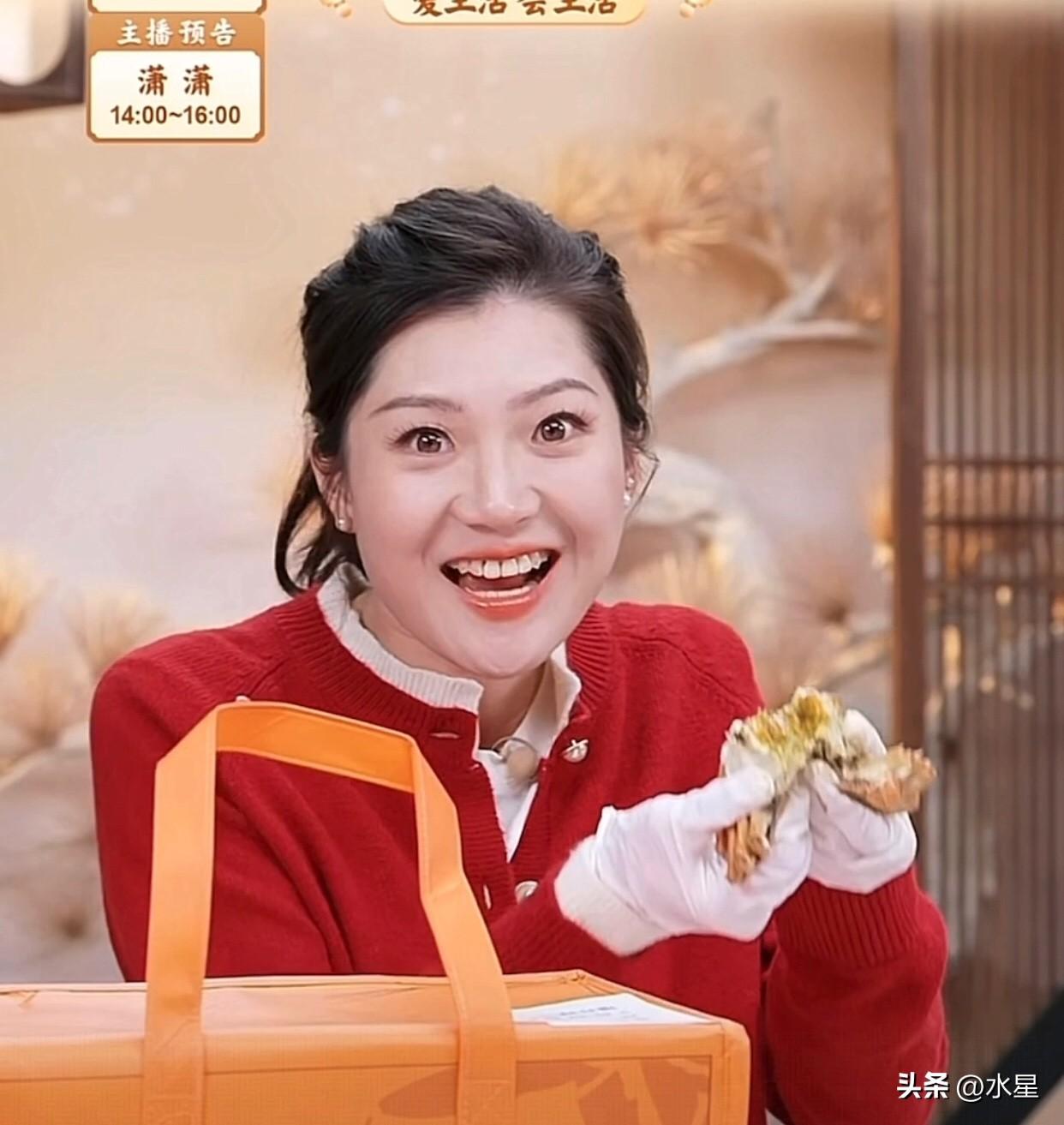 今天与辉同行上大闸蟹了
马上评论区就有人质疑，说董宇辉昨天说过不上大闸蟹的怎么又