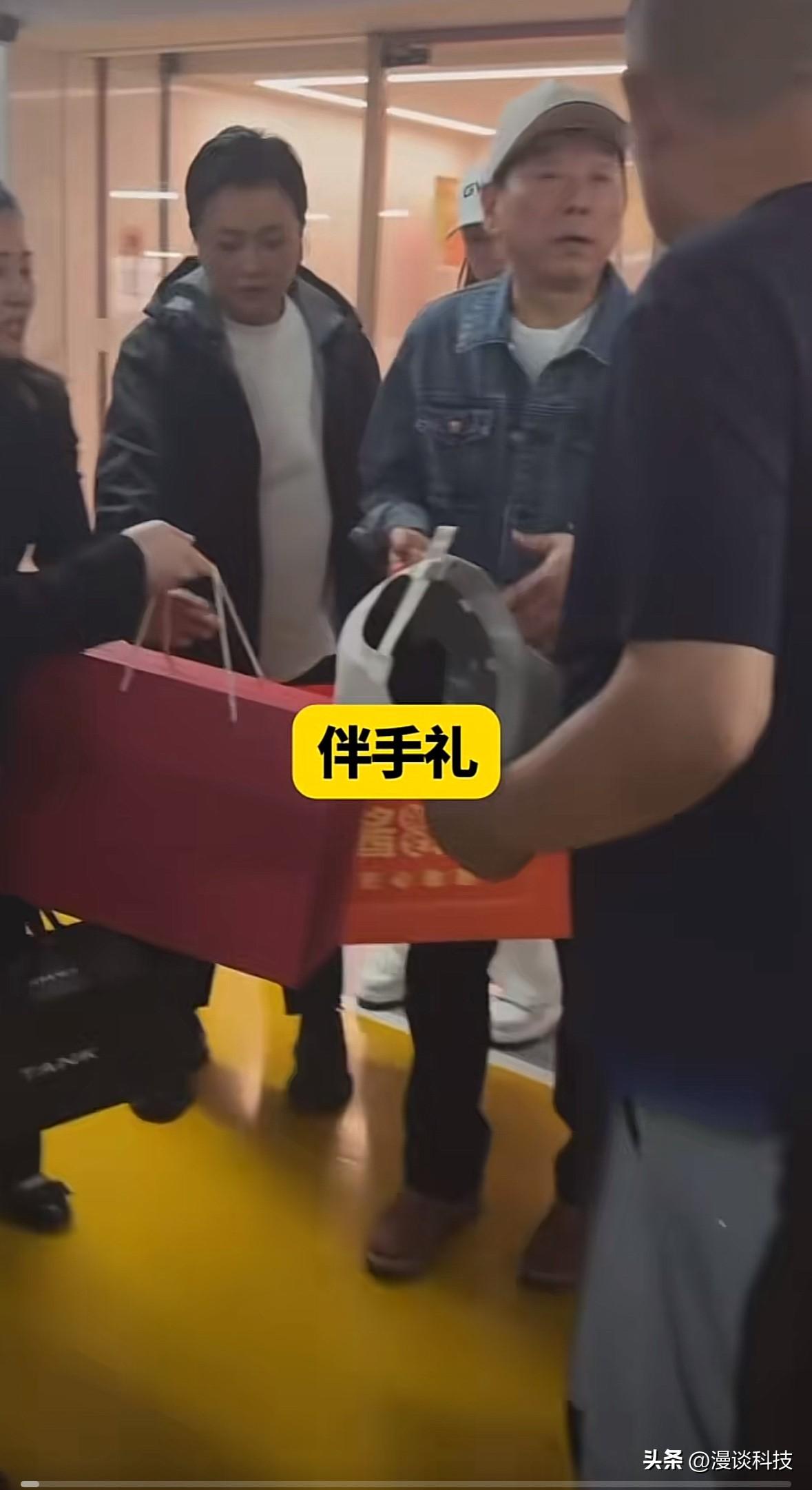 魏建军礼送于东来返程，还特意安排了伴手礼，二人确定下次相约许昌，于东来特意叮嘱送