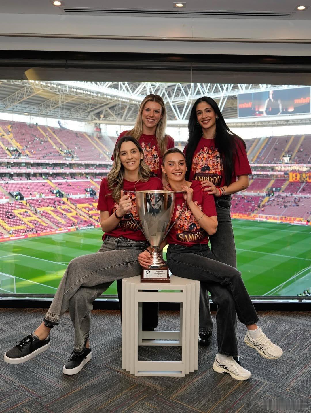 国际排坛动态王媛媛卡鲁塔苏：“赛季结束，奖杯到手 🏆 下个赛季见 ✌️”媛媛也