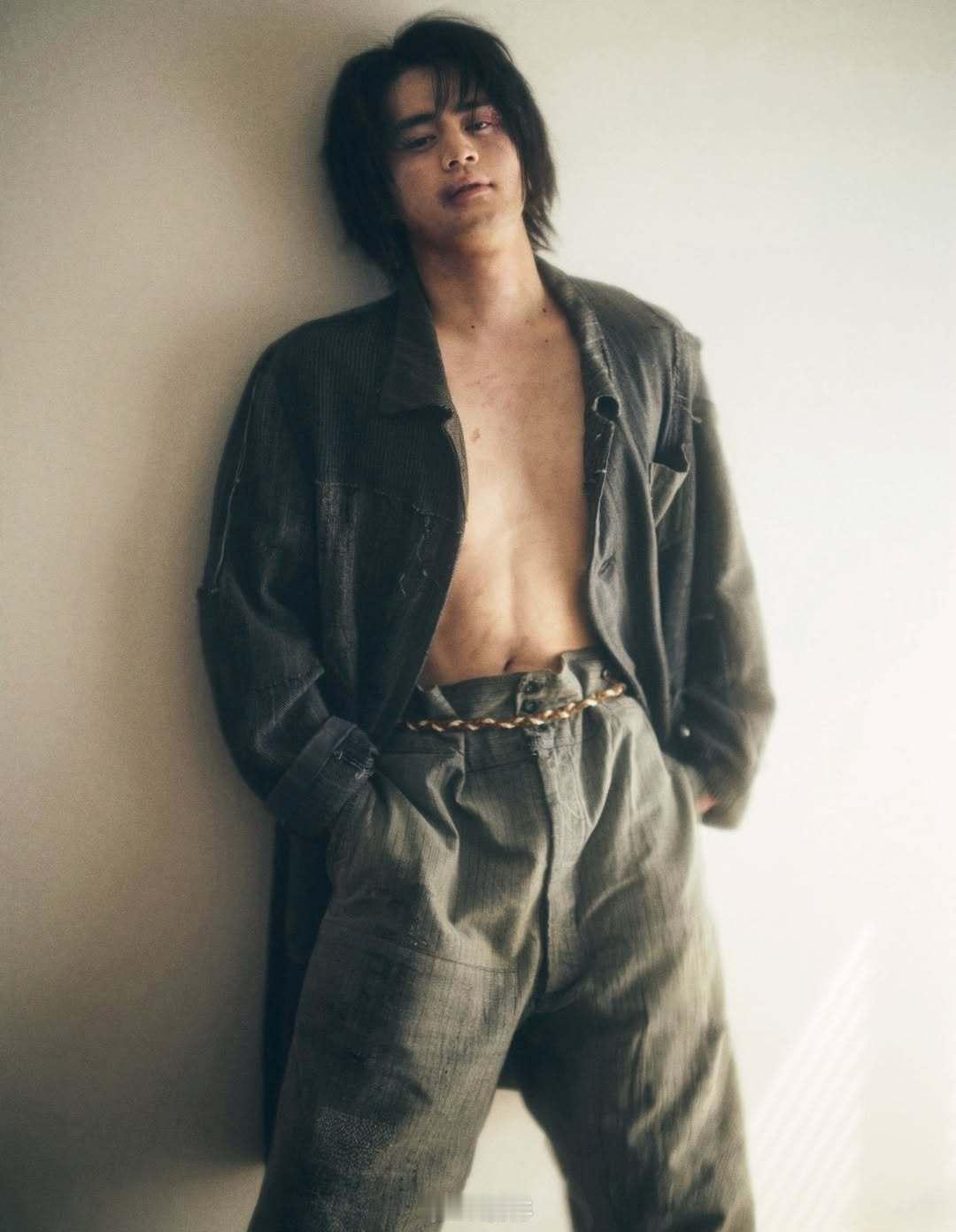 治愈系男艺人颠覆形象 狂野蜕变引爆粉丝热议26岁的男演员铃鹿央士于9日更新个人I