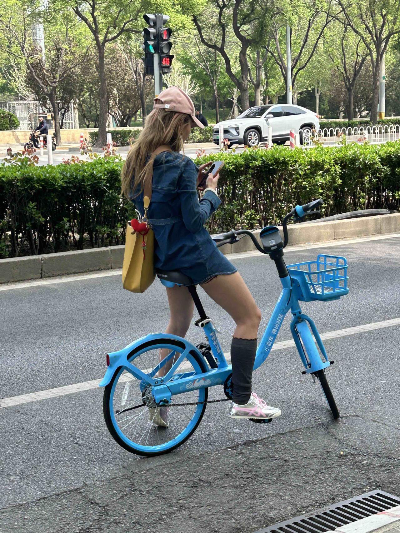 苏东坡在其《墨君堂记》）￼￼中说：“得志，遂茂而不骄；不得志，瘁瘠而不辱。群居不