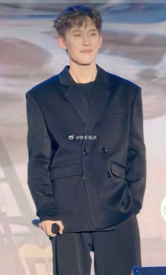 这个男的自从公开以后，逐渐卸下了伪装，每次在直播间提及女生或相关事情时，都显得特