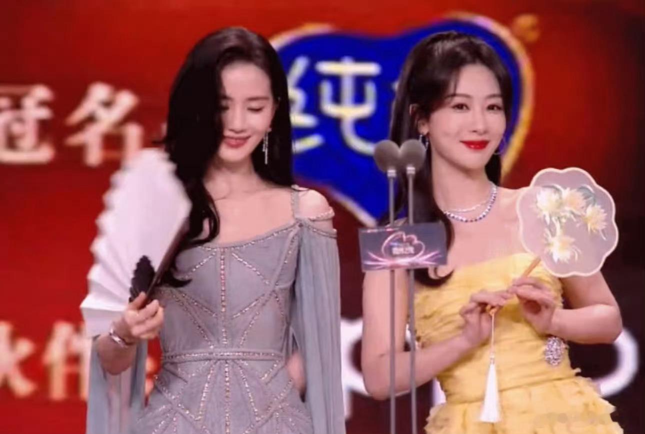 刘诗诗给杨紫送了花篮，小卡片上的称呼是“小紫”好温油的姐姐刘诗诗送杨紫紫色花篮