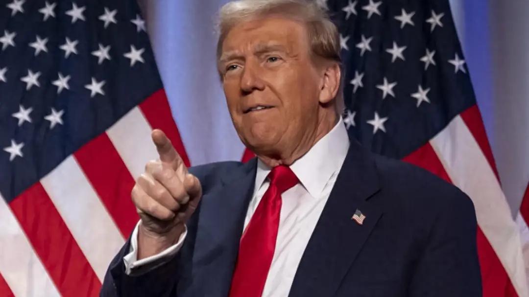 很多人看特朗普逼着泽连斯基上谈判桌，觉得这是“孤立主义”回潮，或者单纯是给普京送