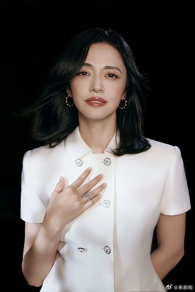 姚晨身家10亿，凌潇肃还在靠洪世贤梗。这边刚官宣离婚，那边两年900万的代言费已