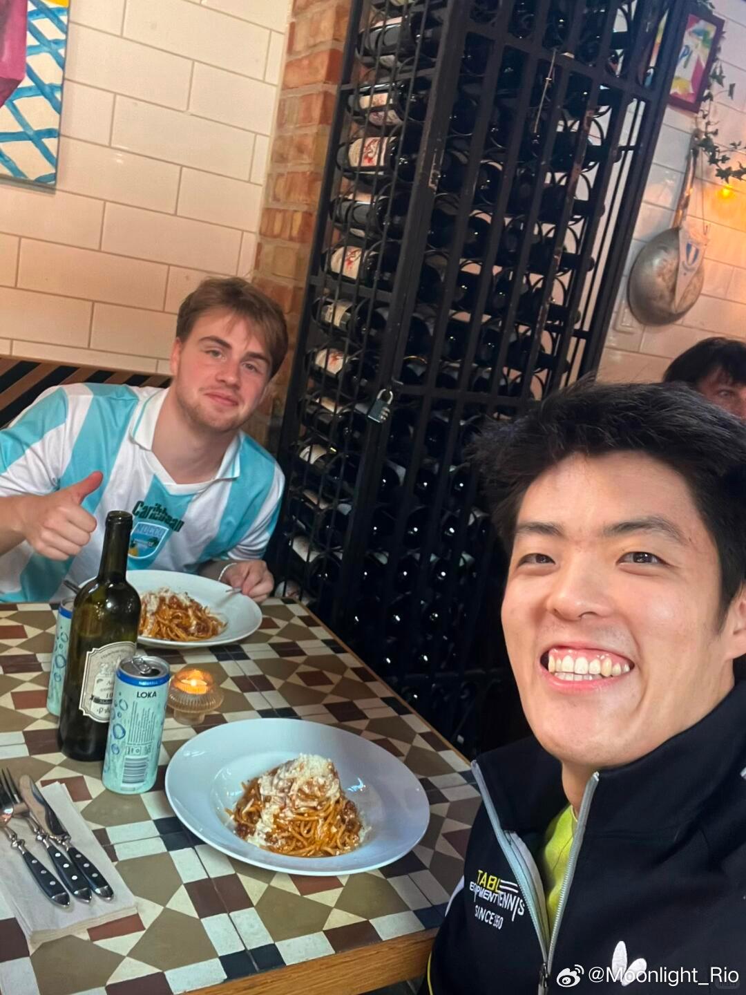 邱党：我在🇸🇪有这样的饭搭子😏😏@ 莫雷加德Moregardh 