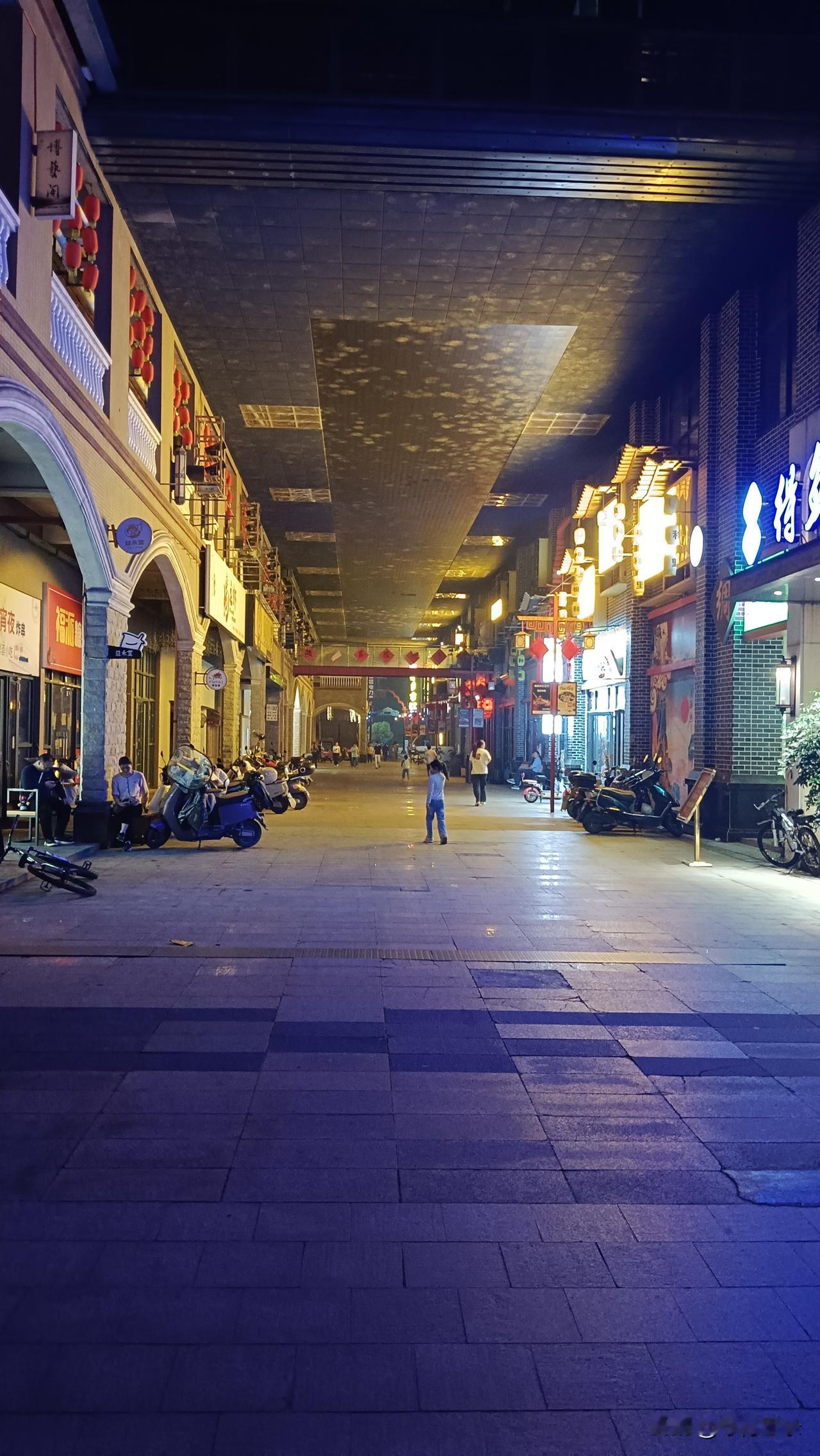 不能对自己的孩子撒手不管，破罐子也不能破摔！
刚才散步时路过一家饭店门口，一大