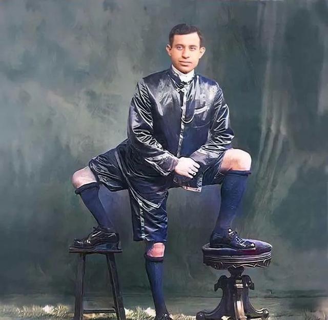 1889年的意大利，一个婴儿的降生，引起当地巨大轰动。只因他长有三条腿、四只脚，