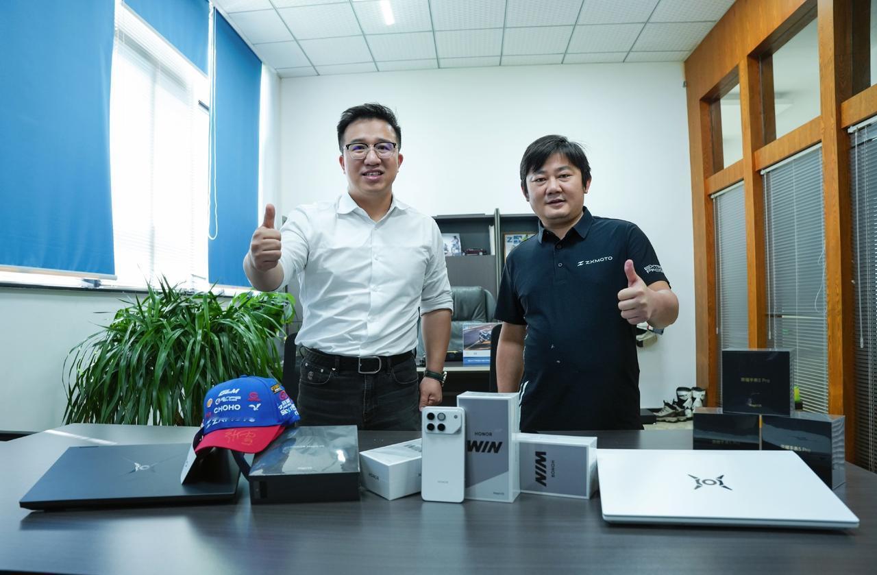 荣耀关海涛称张雪是年轻版的李书福！

4月17日，荣耀全球首席营销官关海涛发文表