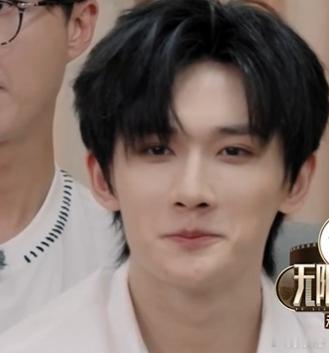 余宇涵这段reaction反应演我 救命！余宇涵看爱情戏时激动到跳脚，双手捂脸还