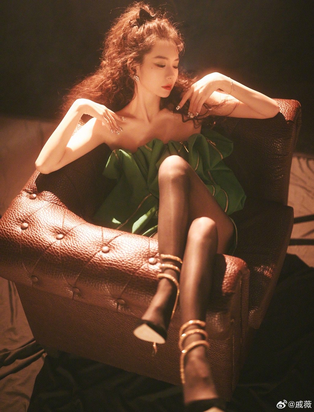 #戚薇绿野仙踪妆#、#戚薇闪钻美甲#戚薇绿野仙踪妆，戚薇闪钻美甲，我爱了！ ​​