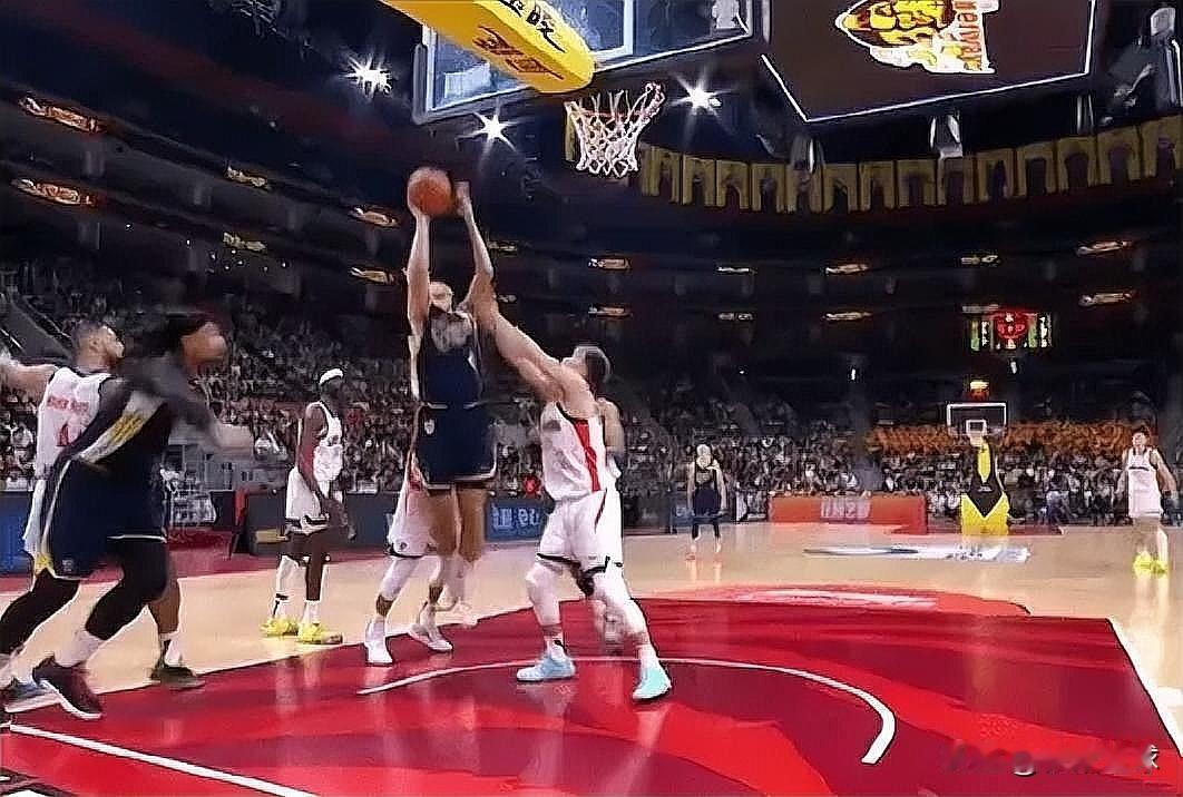 广东潜力小将王洪泽真是太勇猛了！在今日CBA常规赛，广东对阵广州的第三节比赛中，