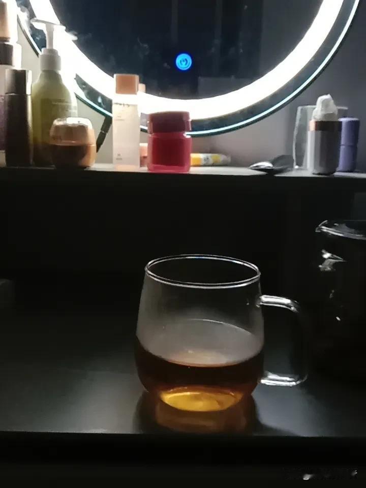 早晨起床,到底喝温水还是凉水? 早晨起床喝温水还是凉水，这得看个人情况。肠胃好的