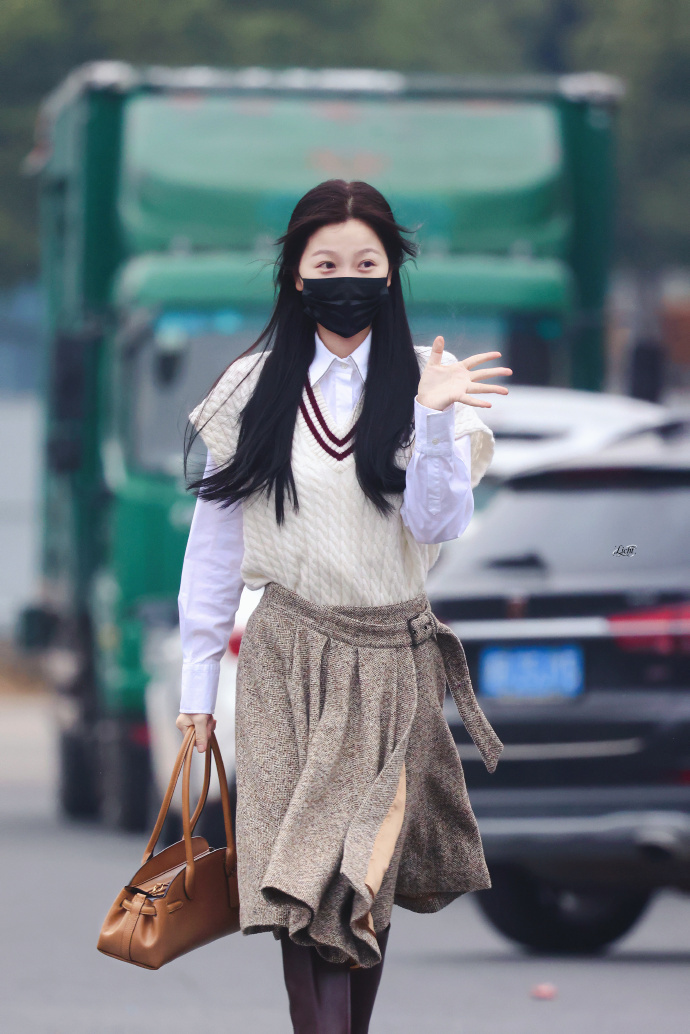 虞书欣留洋大小姐造型 虞书欣穿得好甜  虞书欣今日份《云初令》上班饭拍准时到~留