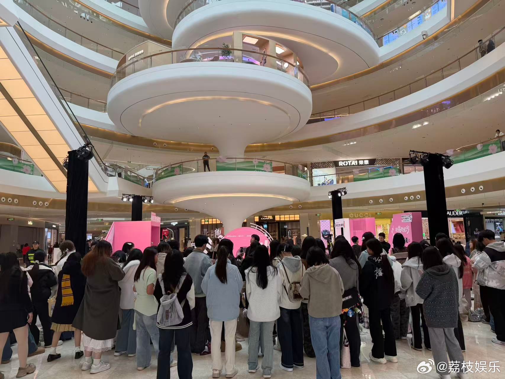 文舒民 听朋友说文舒民在长沙有活动，我抱着凑热闹的心态去了，好家伙，现场人多到离