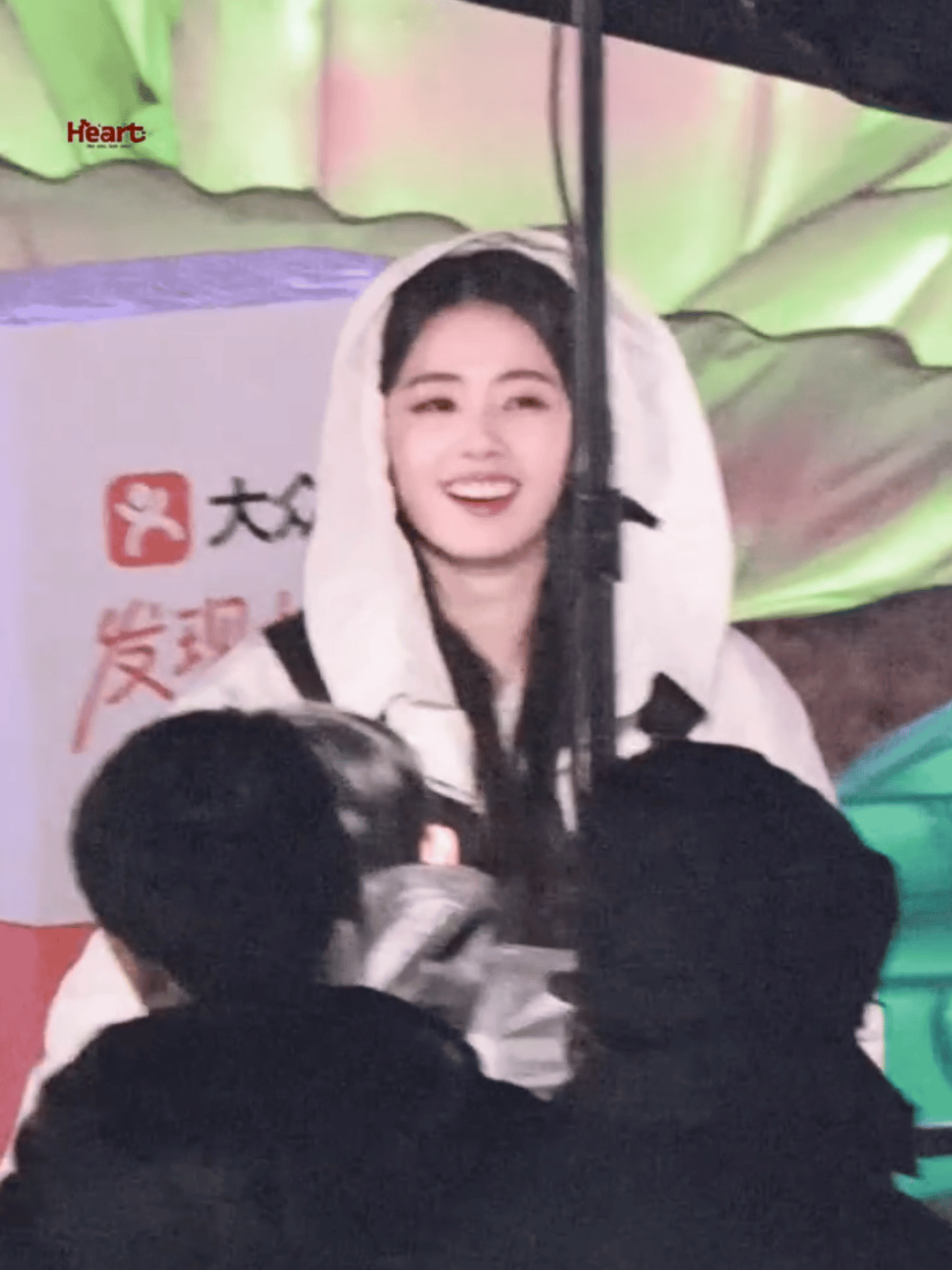 看到白鹿宇宙闪烁请注意综艺路透的第一想法：这孩子羽绒服是什么牌子的  版型好好好