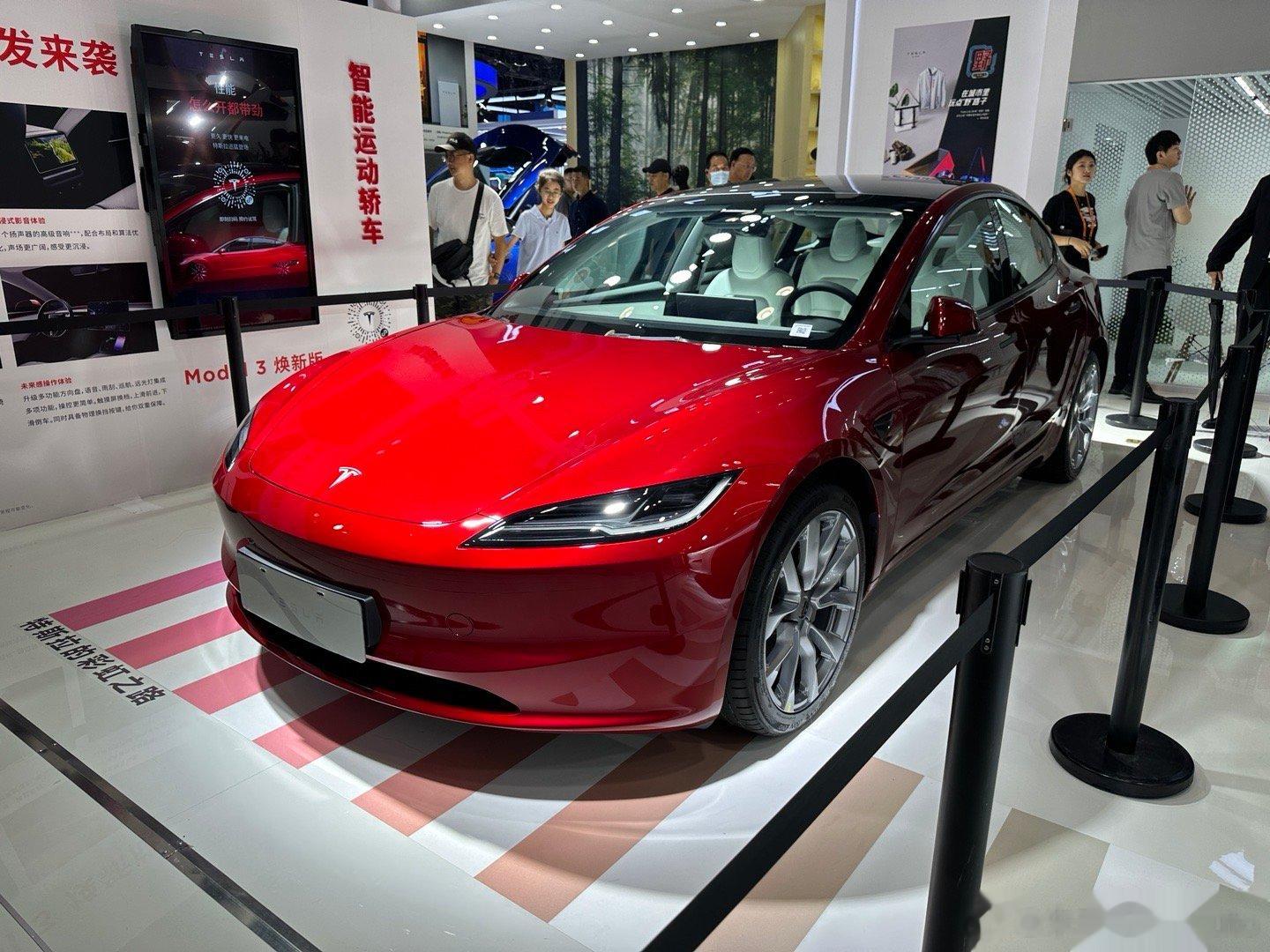 新款特斯拉Model3亮相国内，新的前脸和车尾让实车线条看起来锐利多了。车尾没有
