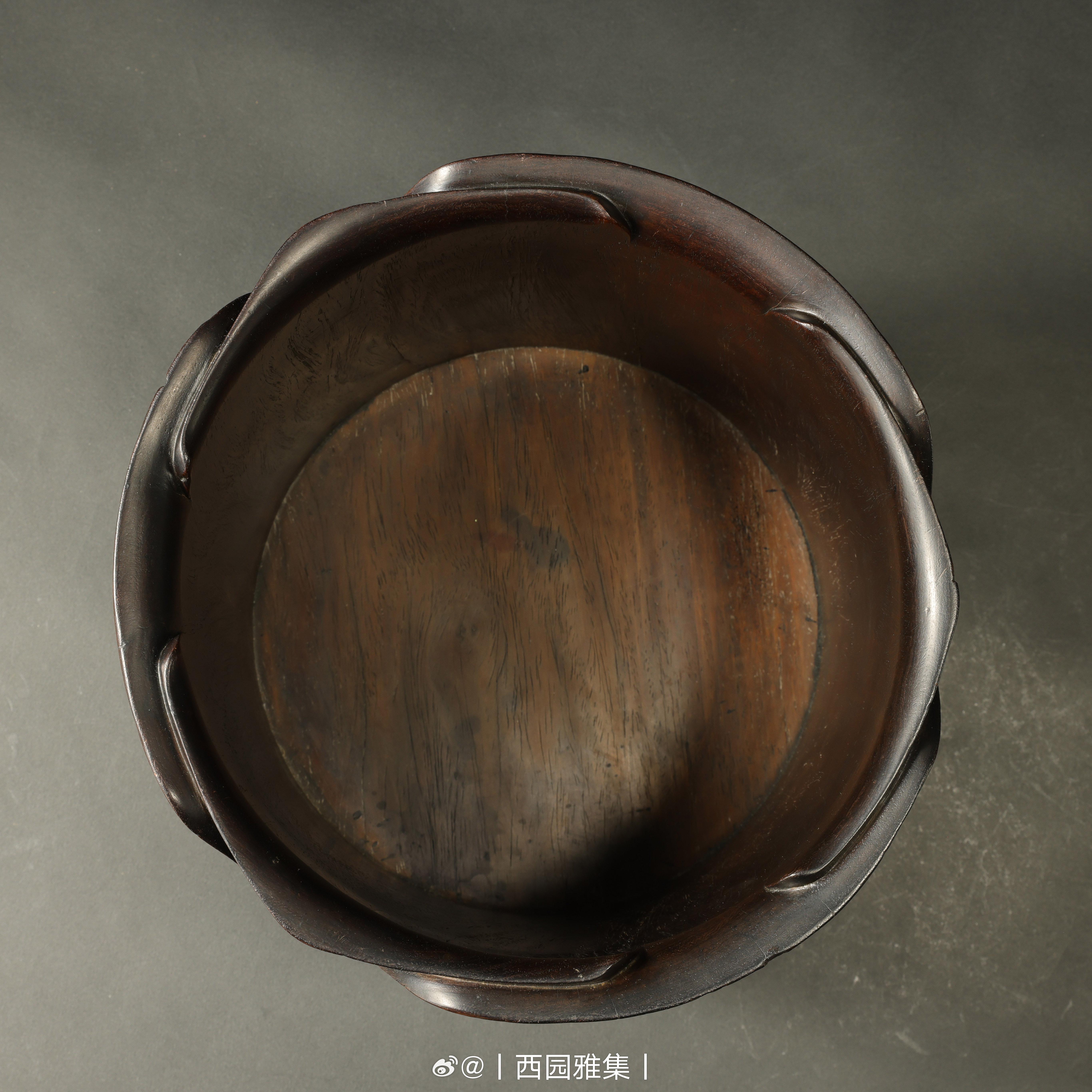 悦木集 | 明末清初 黄花梨花卉纹玉兰口大笔海经典的玉兰口笔筒，尺寸较常见者大，
