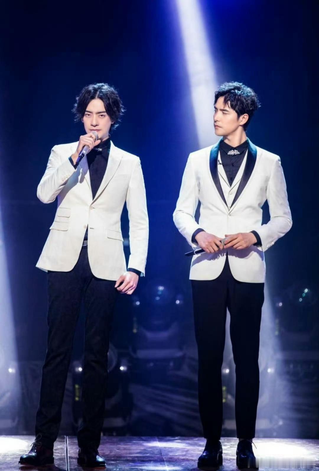 以为阿云嘎郑云龙要收徒了卢飞扬以低音炮被大家记住，预选赛赛区因为唱歌时的一个小失