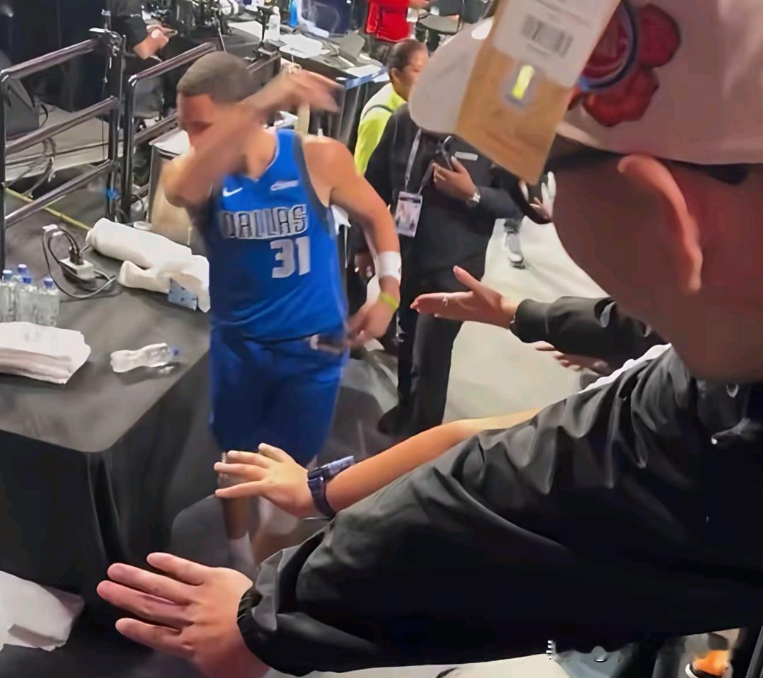 汤普森还是接受现实吧！离开勇士就是最大的错误，现如今真的该考虑退役了，现在在独行