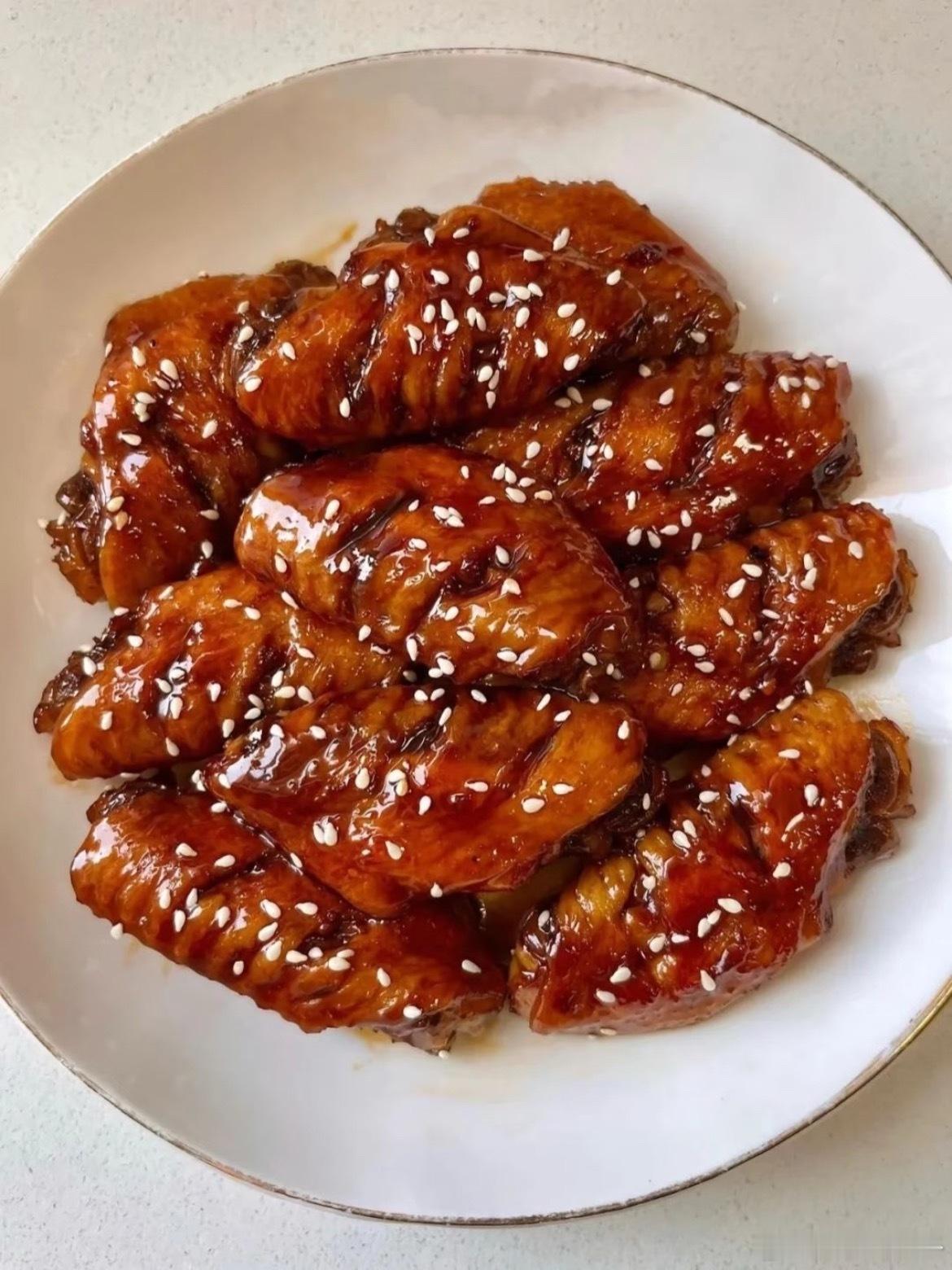 端午节到了，大家都做了什么好吃的呀？我们家就煮了红烧肉、可乐鸡翅，都是家常菜，当