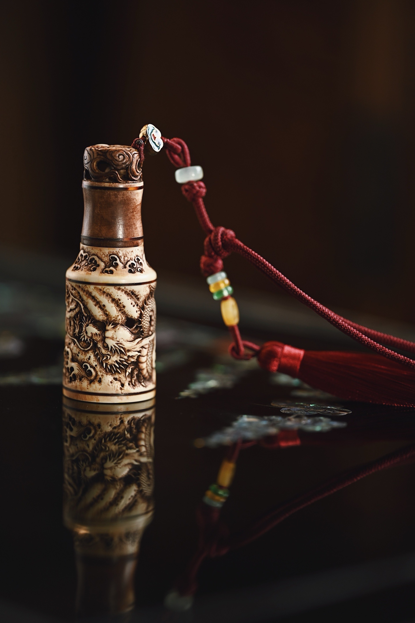 猛犸仿古 | 云龙 香囊挂件镂空雕刻祥龙若出云海之间，龙爪有力，刀法深峻灵活，可