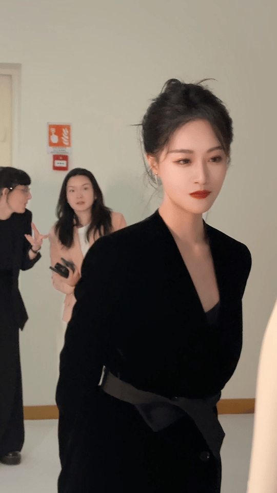 蓝盈莹一亮相梦回玫瑰的故事 蓝盈莹亮相自带高光，深V黑西装气场全开、又帅又美， 