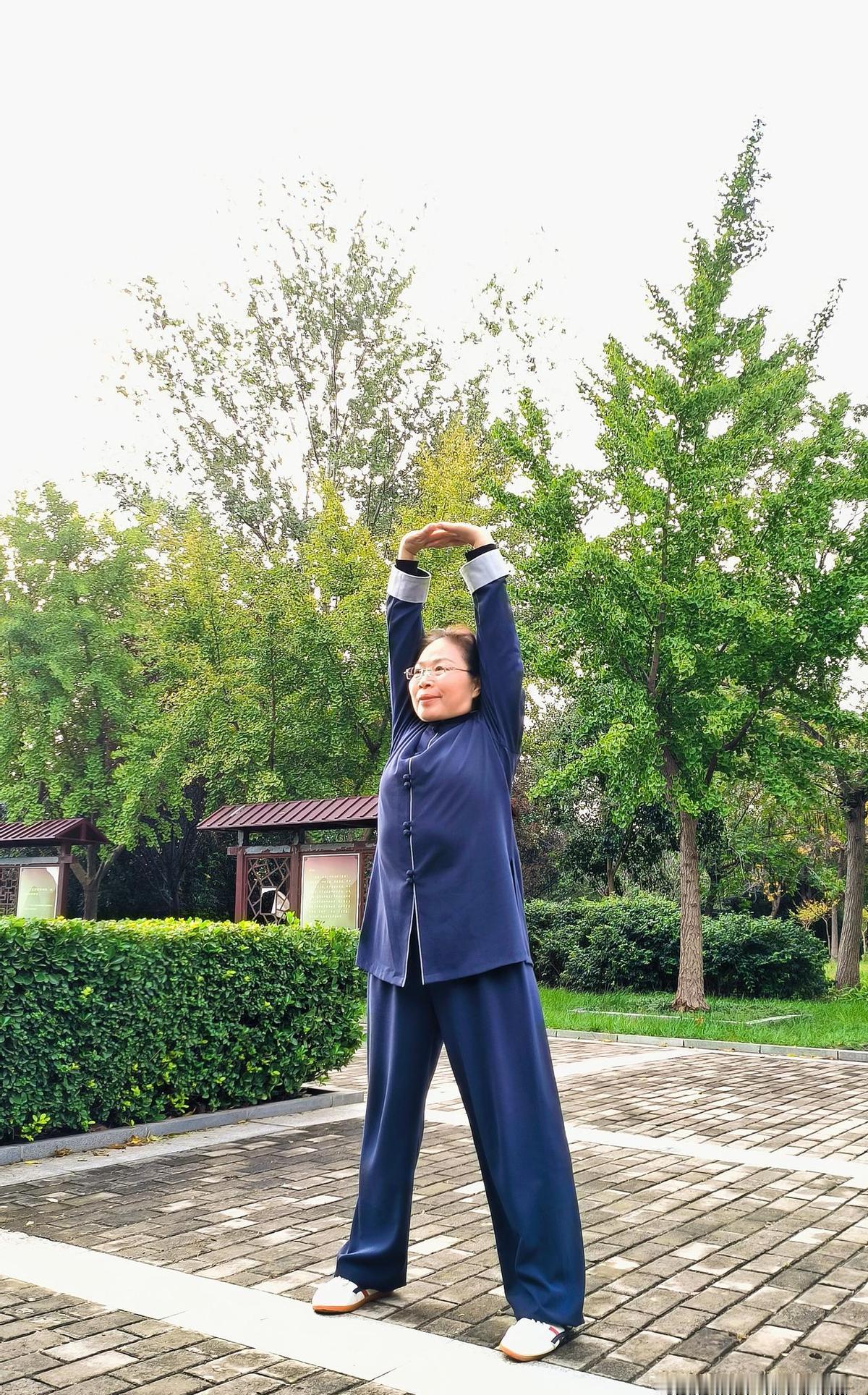 每天上午10点，办公室的电脑屏一黑，人全站起来——不是开会，是练八段锦。
国家正