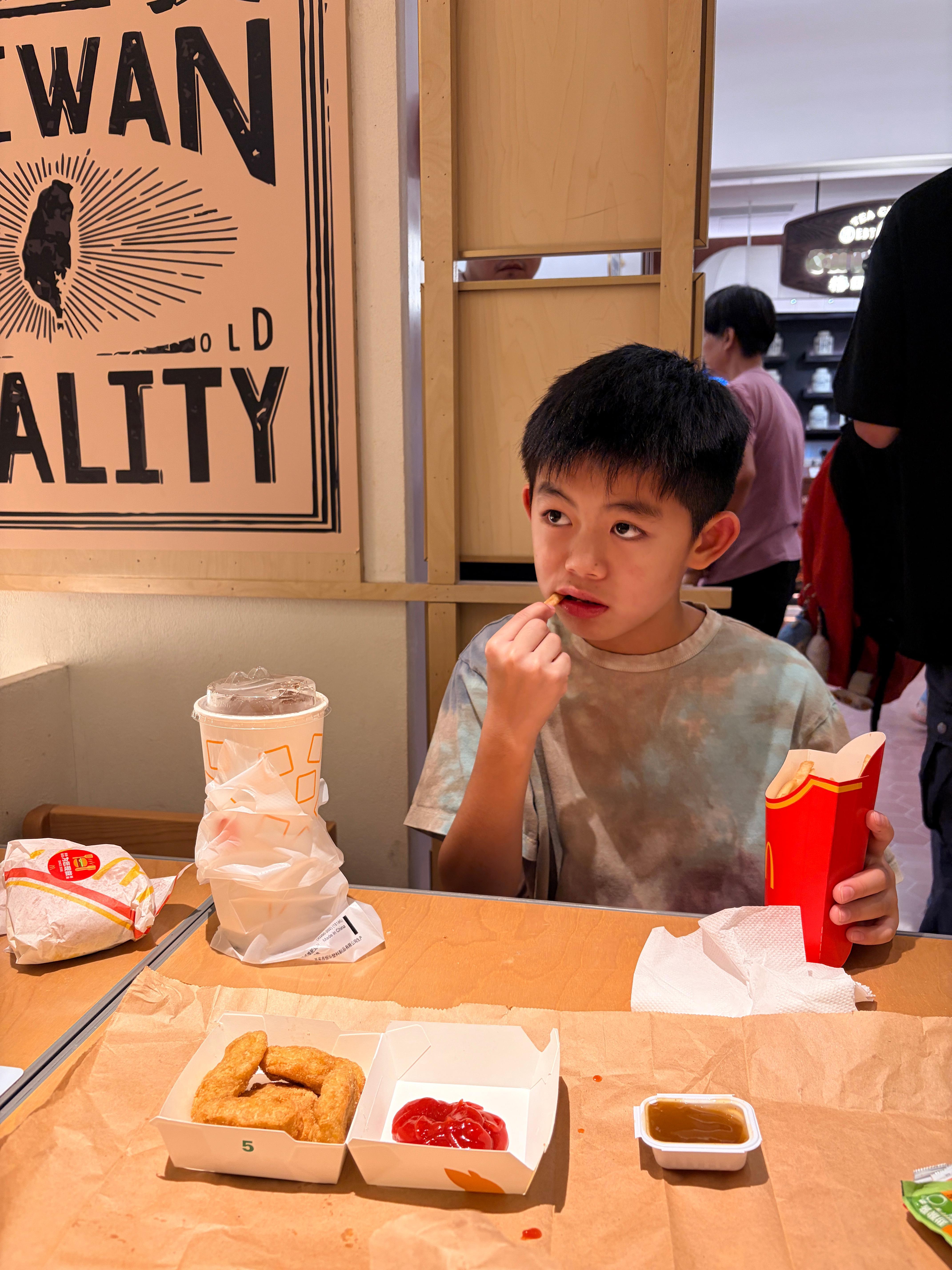 国庆节，每家餐厅基本上都在排队，最快的是麦当劳[晕] ​​​