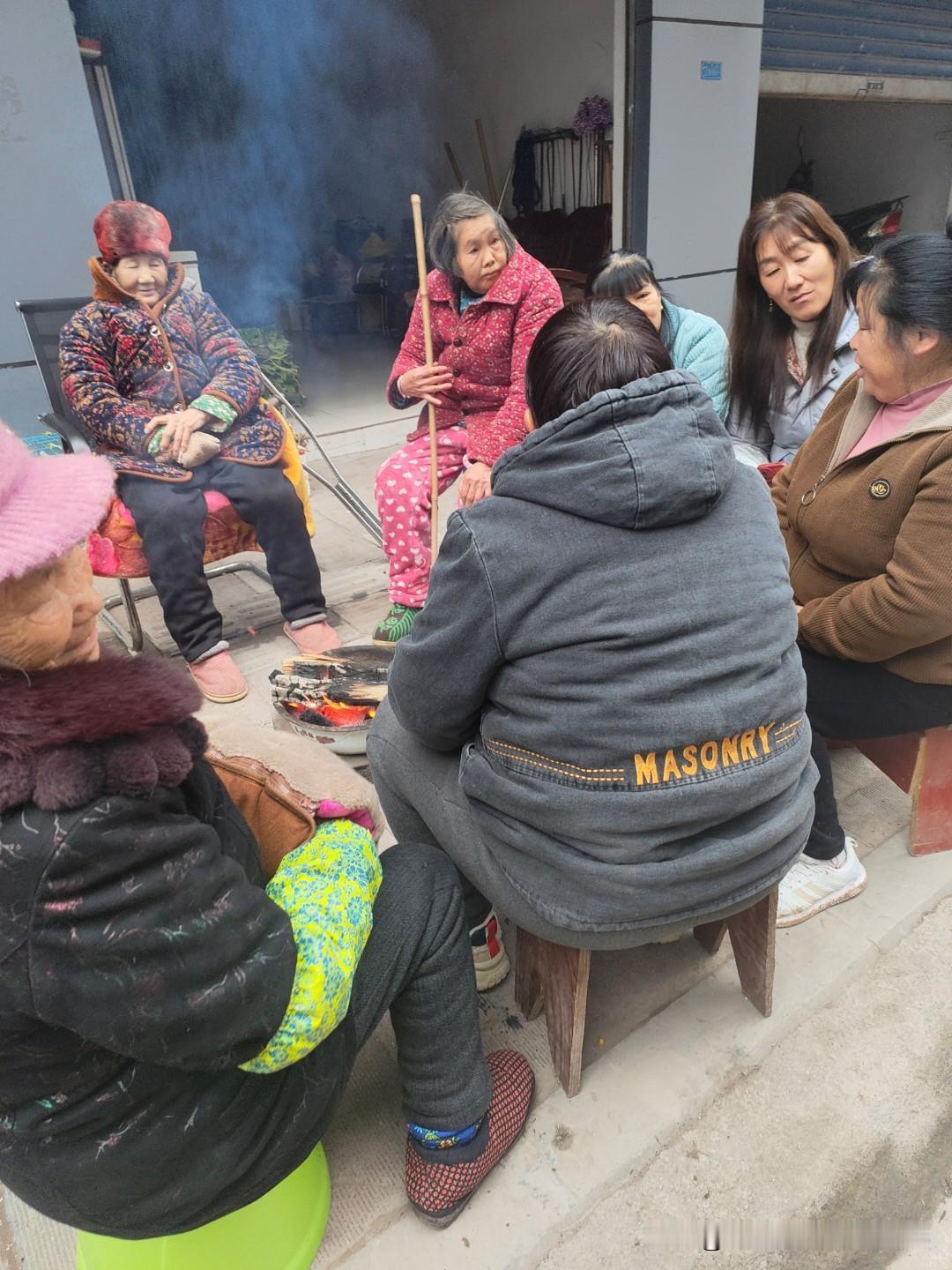 寒冬腊月，农村老人聚集在村里避风港烤火，过着知足常乐的晚年生活。
