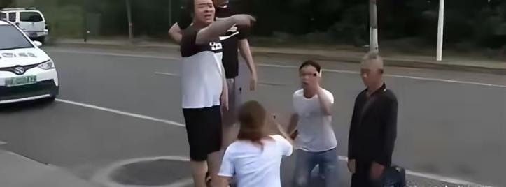 “重男轻女，害人害己！”7旬老人当街哭着跪求女儿给钱救老伴，女儿拒绝：几百万拆迁