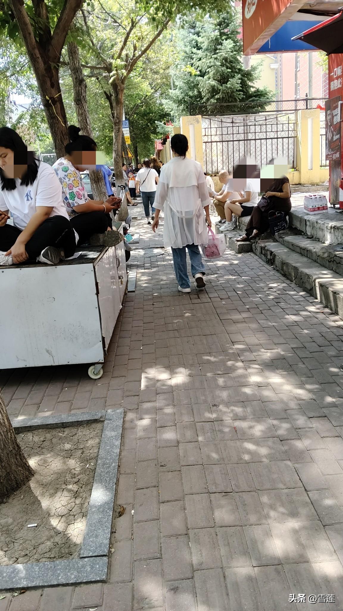 哈尔滨中考第二天！

哈尔滨依旧是高温天气，

在外等候家长们也够辛苦了，都躲在