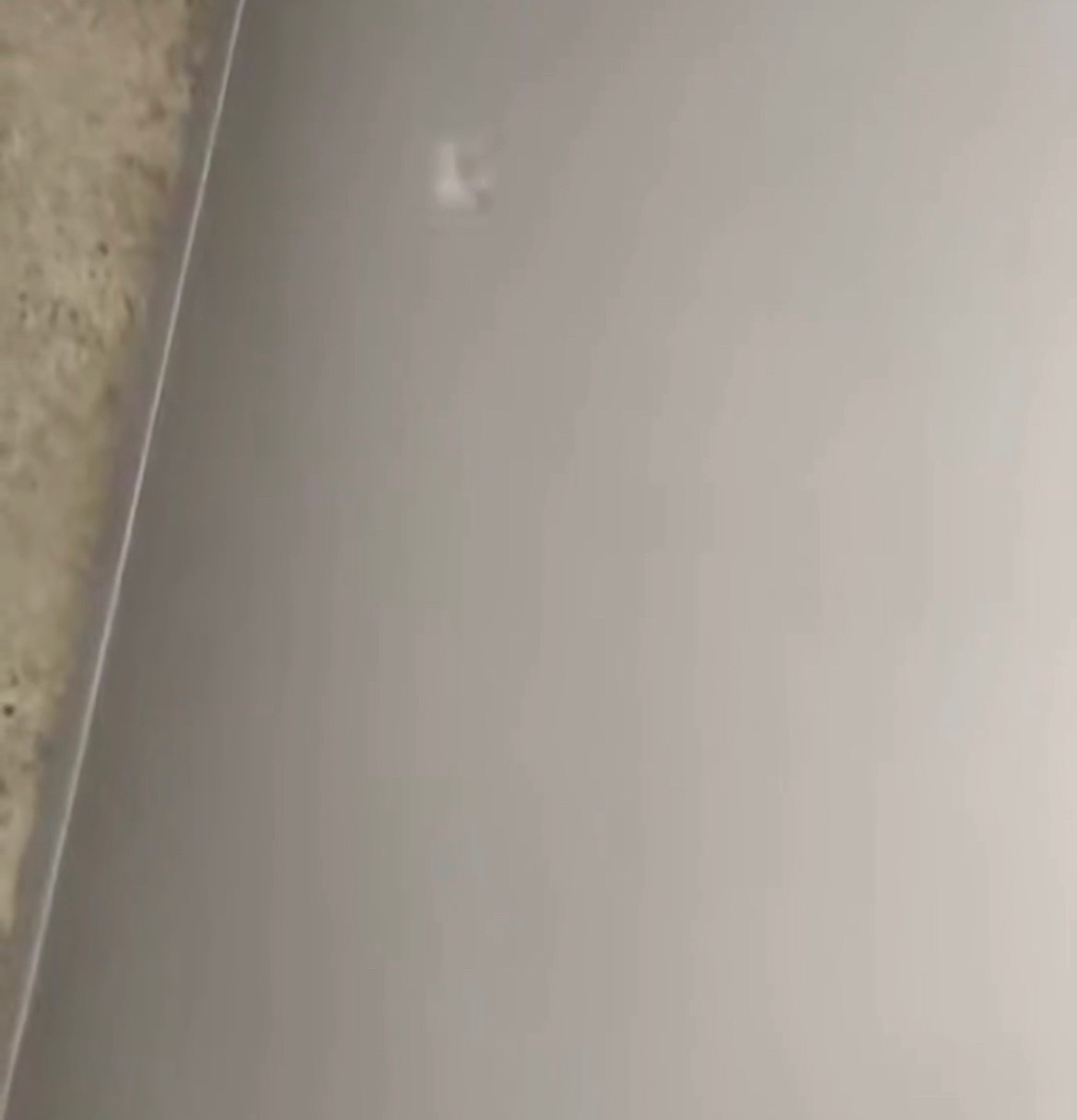 【玉林老人买到坏衣柜联系对方被拉黑】4月24日，网友爆料称：玉林市博白的一老人帮