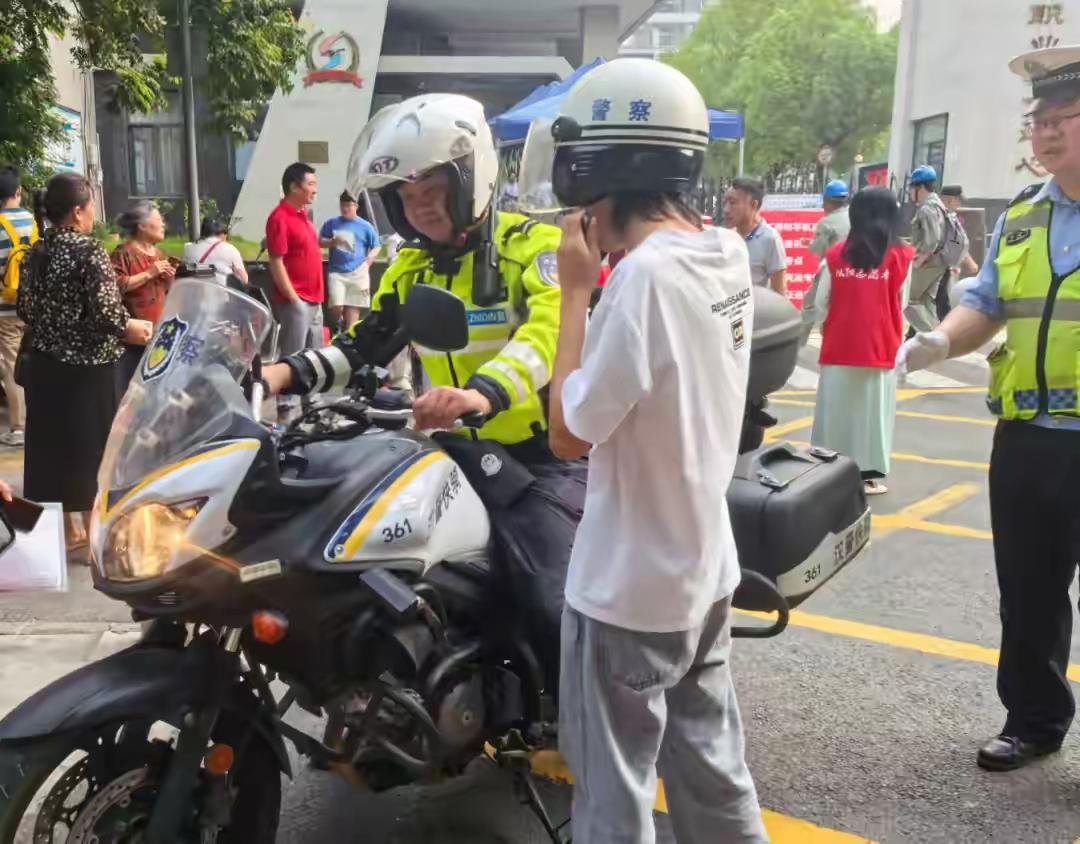 湖北武汉高考第一天的7时45分，一名男生到达考场时，发现忘记带准考证件，他急忙求