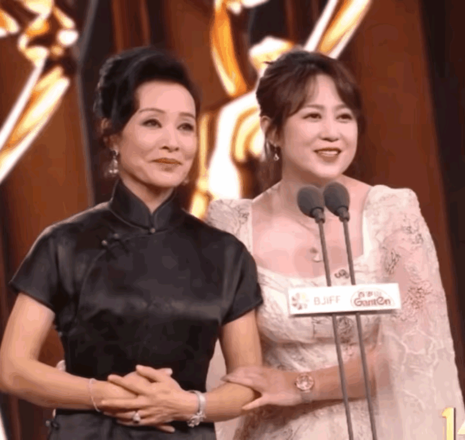 马丽搂着陈冲的腰，把手指塞人家衣服里。陈冲：有时候在典礼上也挺想报警的🙈 ​​