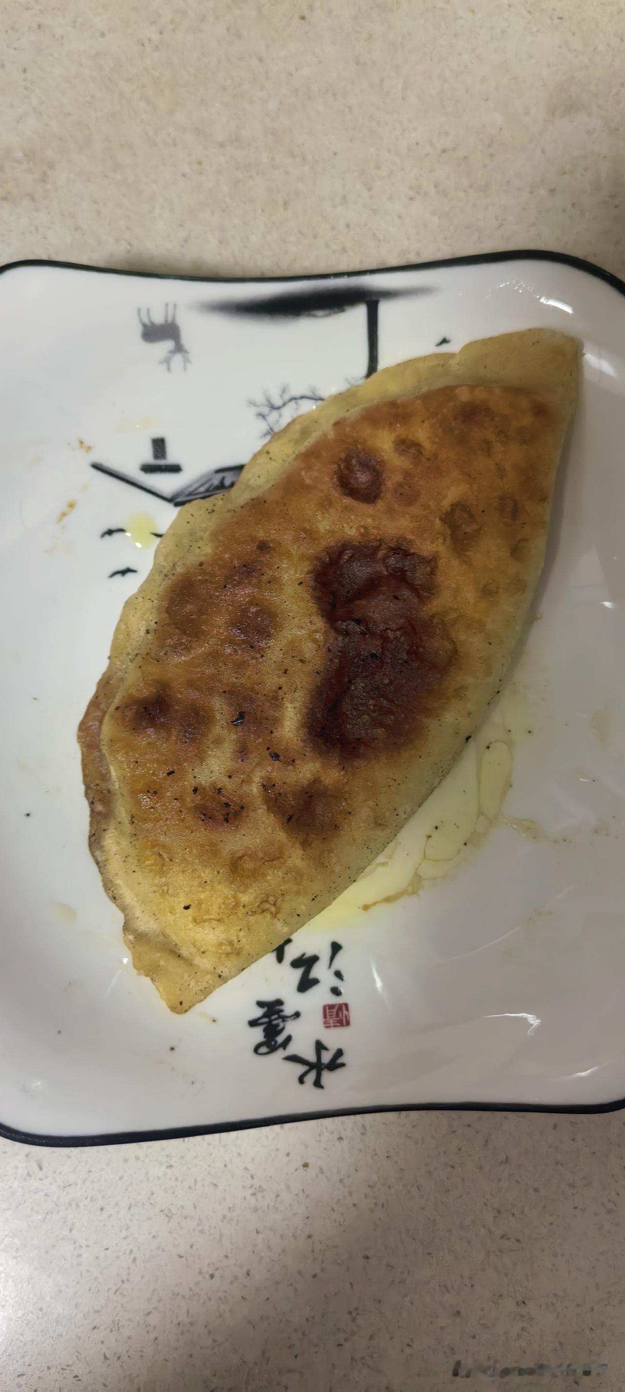 队友昨晚做韭菜盒子。这是他们东北的特产吧。

不过他昨天坐翻车了。
他把盒子里面