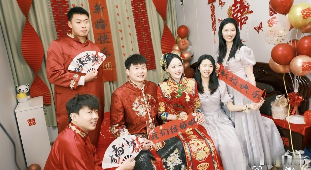江苏女排队员吴晗昨日大婚，张常宁、刁琳宇、藏倩倩、孙燕等退役的一波队员都去参加婚