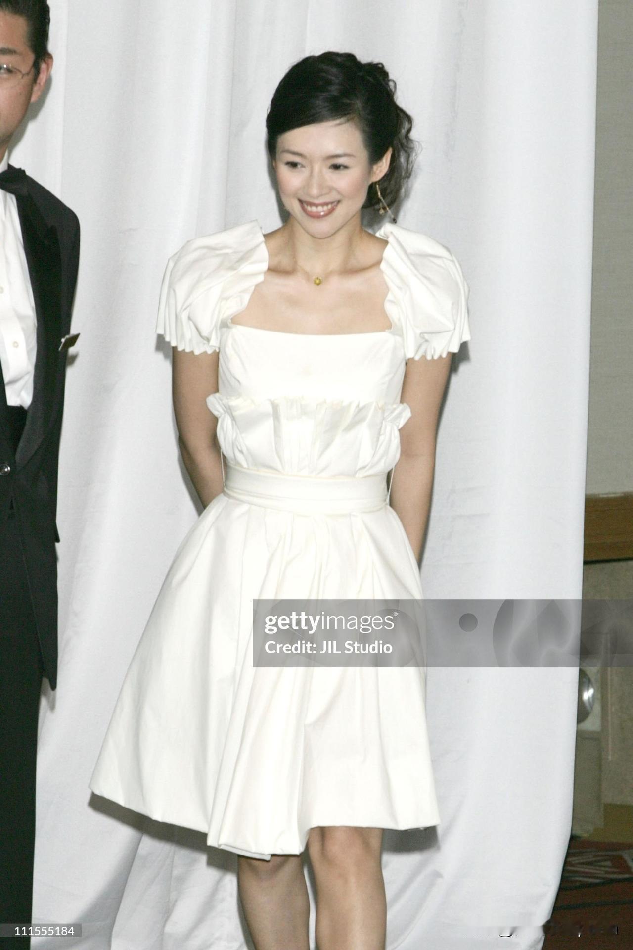 章子怡《艺伎回忆录》这种国际大制作的首映场，她往那一站，自信又舒展，明明是小百合