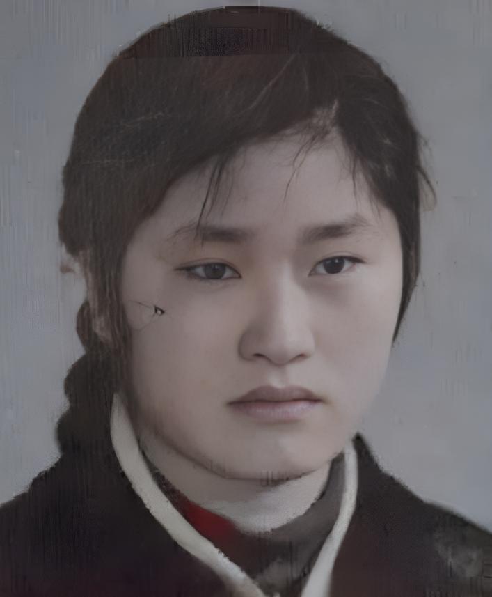 1973年，一名15岁的河南初二女生在英语试卷背面写了一首打油诗：“我是中国人，