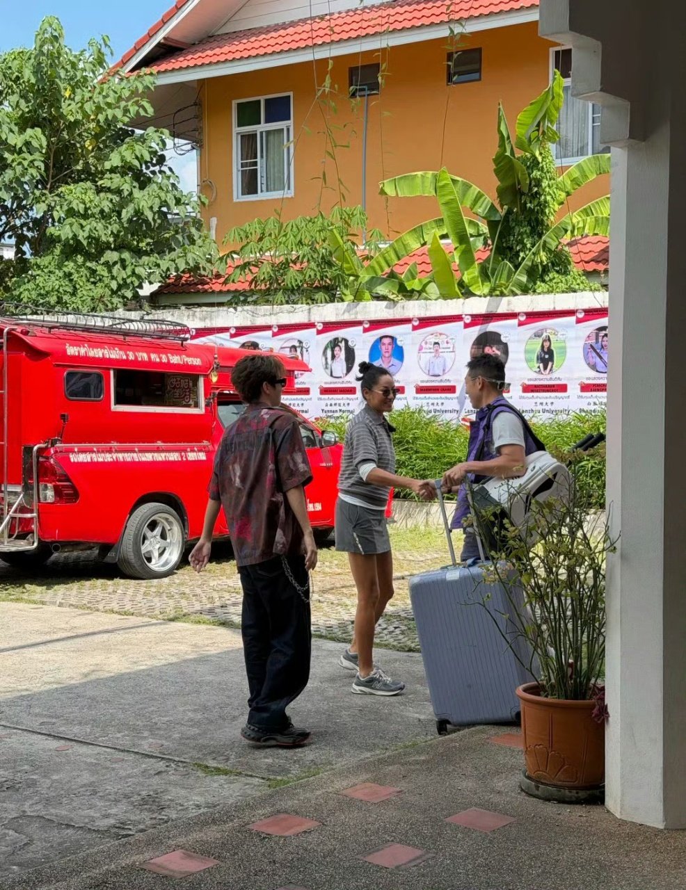 王俊凯瞿颖许昕清迈路透王俊凯瞿颖许昕同框 王俊凯瞿颖许昕同框来啦 ​​​