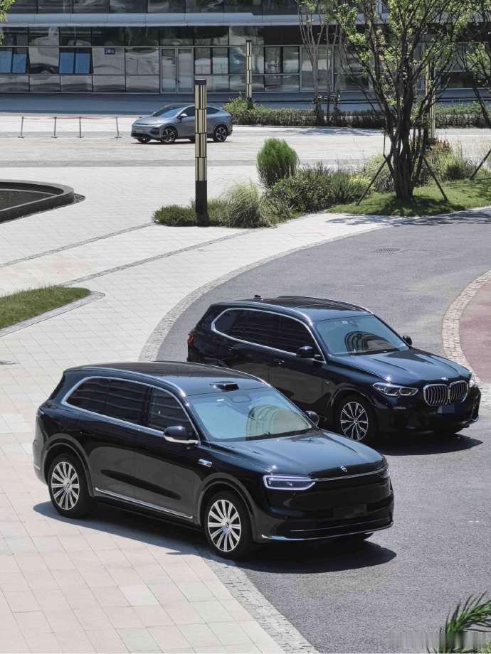 据说今年带“7”就会火？全新问界M7路测同框宝马X5当两款价格差超40万的SUV
