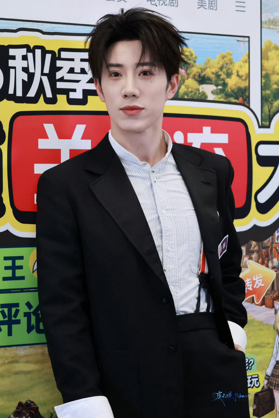 鹭卓李昊像来参加婚礼的鹭卓一身利落西装，李昊身穿黑衬衫亮相活动，哥俩全套正式穿搭
