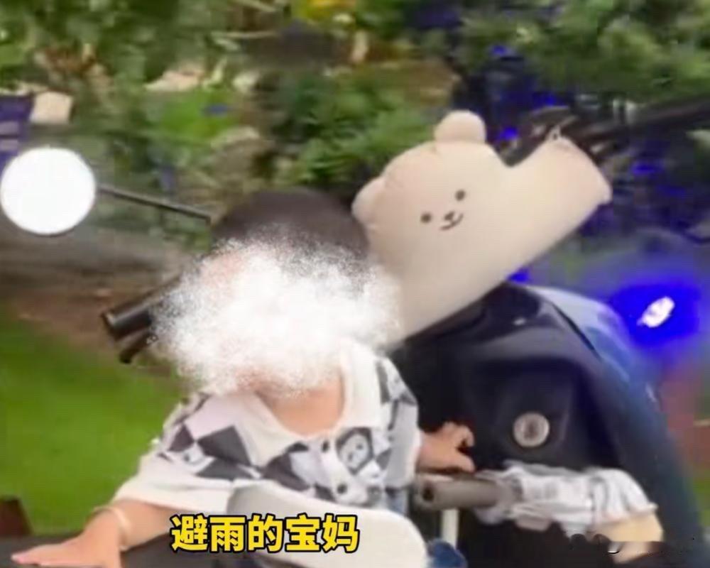 广东佛山宝妈带一岁幼儿突遇暴雨，在酒楼屋檐临时避雨，却被保安以影响门面美观为由反