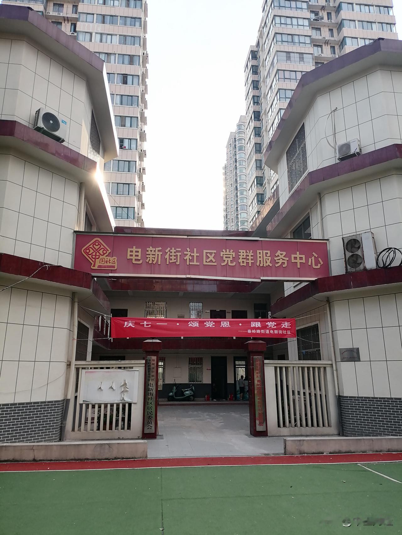 实际上，物业服务完全可以交给社区！小区居民仅交垃圾清运费，120元/年，如果有车
