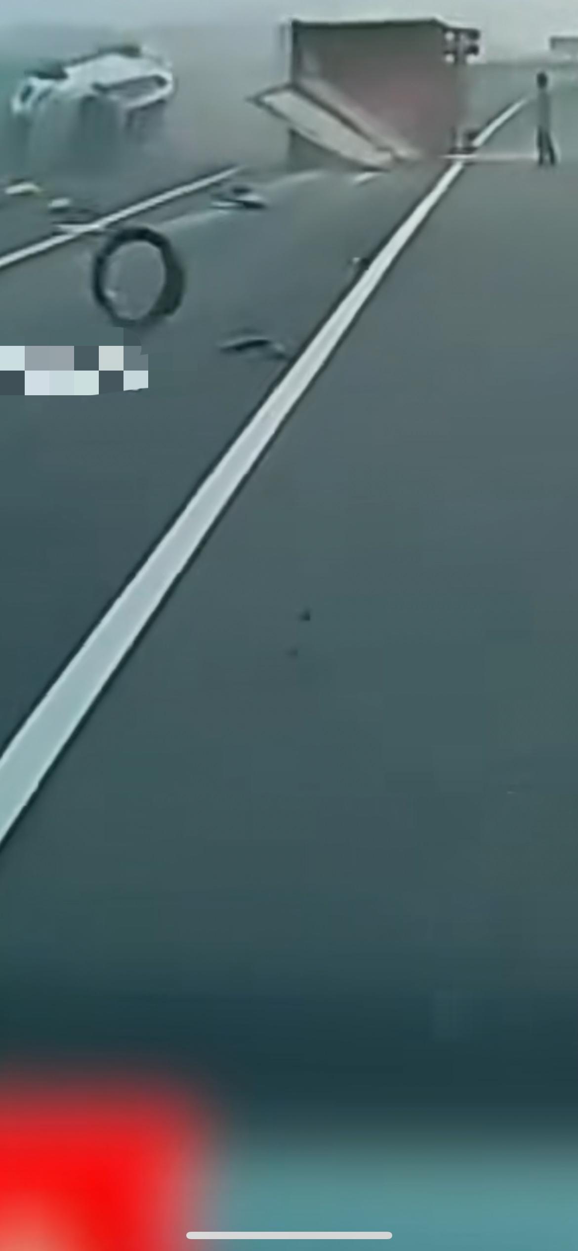 12月19日广东，货车侧翻疑未放三脚架和路障，白车未躲避货车实线变道，后车速度快