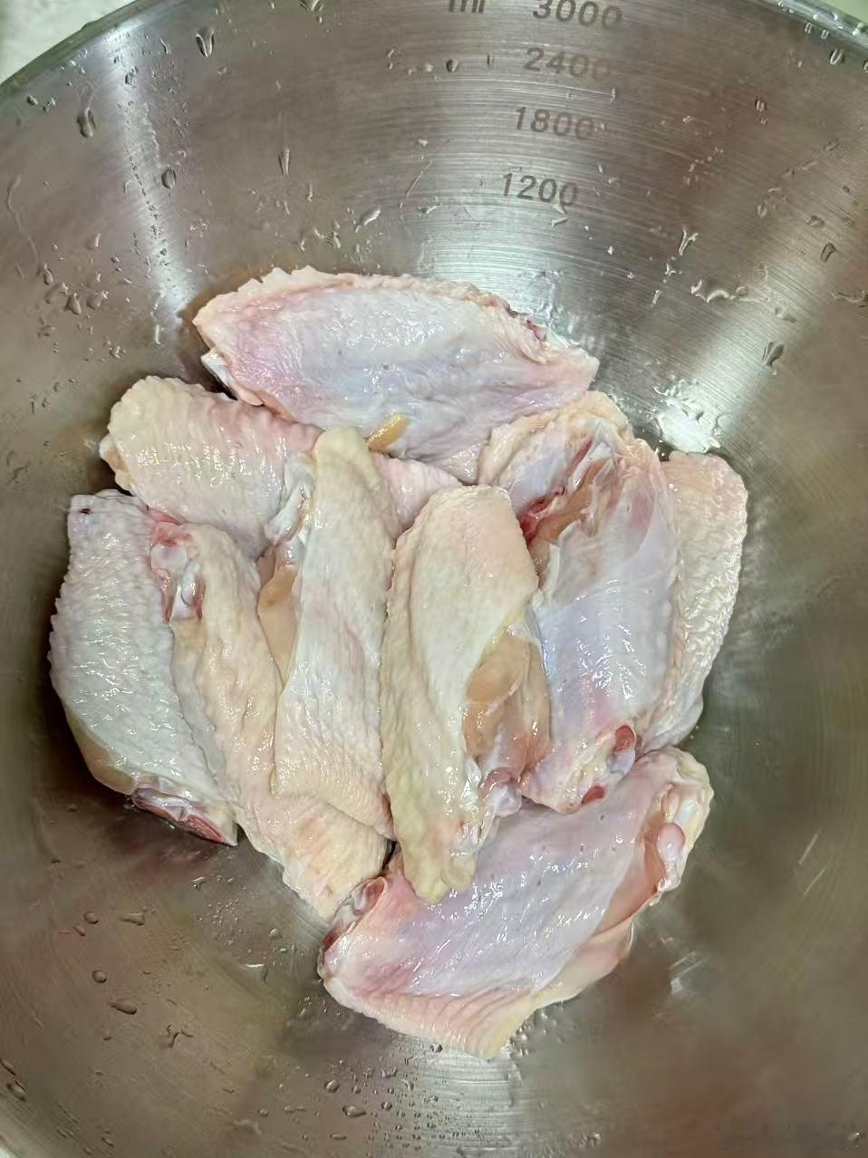 被催更的炸鸡翅教程，其实我昨天是做的咸蛋黄鸡翅，不过炸好鸡翅才最重要，其它放啥随